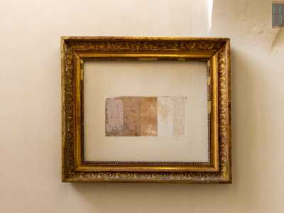 Sono riemerse durante alcuni lavori di restauro e alcune sono state incorniciate come fossero un quadro: mostrano i diversi strati di colore che si sono sovrapposti nel tempo